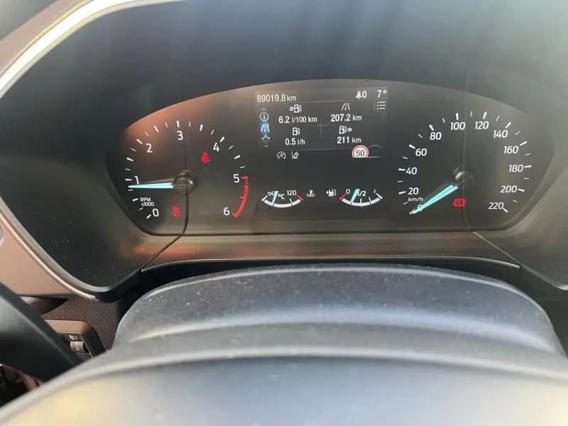 Vue rapprochée du tableau de bord numérique du Ford Kuga 2021, affichant les compteurs et informations de conduite.