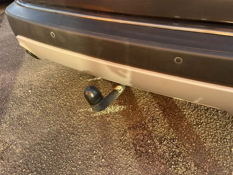 Gros plan sur l'attelage de remorque sous le pare-chocs arrière gris métallisé du Ford Kuga 2021.