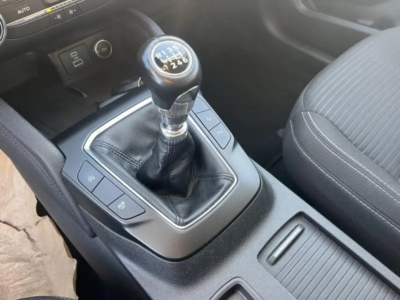 Gros plan sur le levier de vitesses manuel noir et la console centrale du Ford Kuga 2.0 EcoBlue Titanium 2021, intérieur tissu noir.