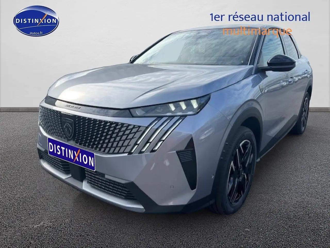 Peugeot 3008 gris Artense vue 3/4 avant droit, avec calandre distinctive et phares LED allumés.