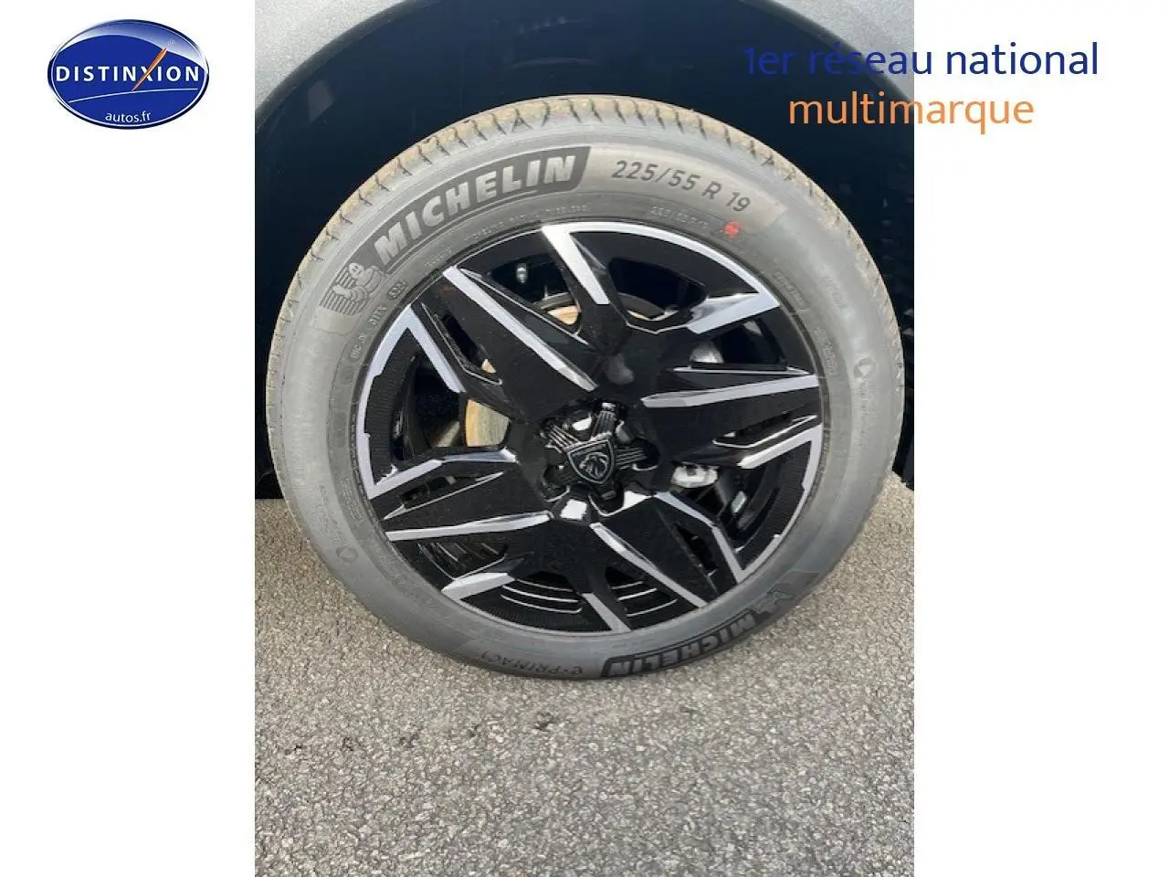 Gros plan sur la jante alu noire et grise de la Peugeot 3008 1.2 hybrid 136 GT en gris Artense.