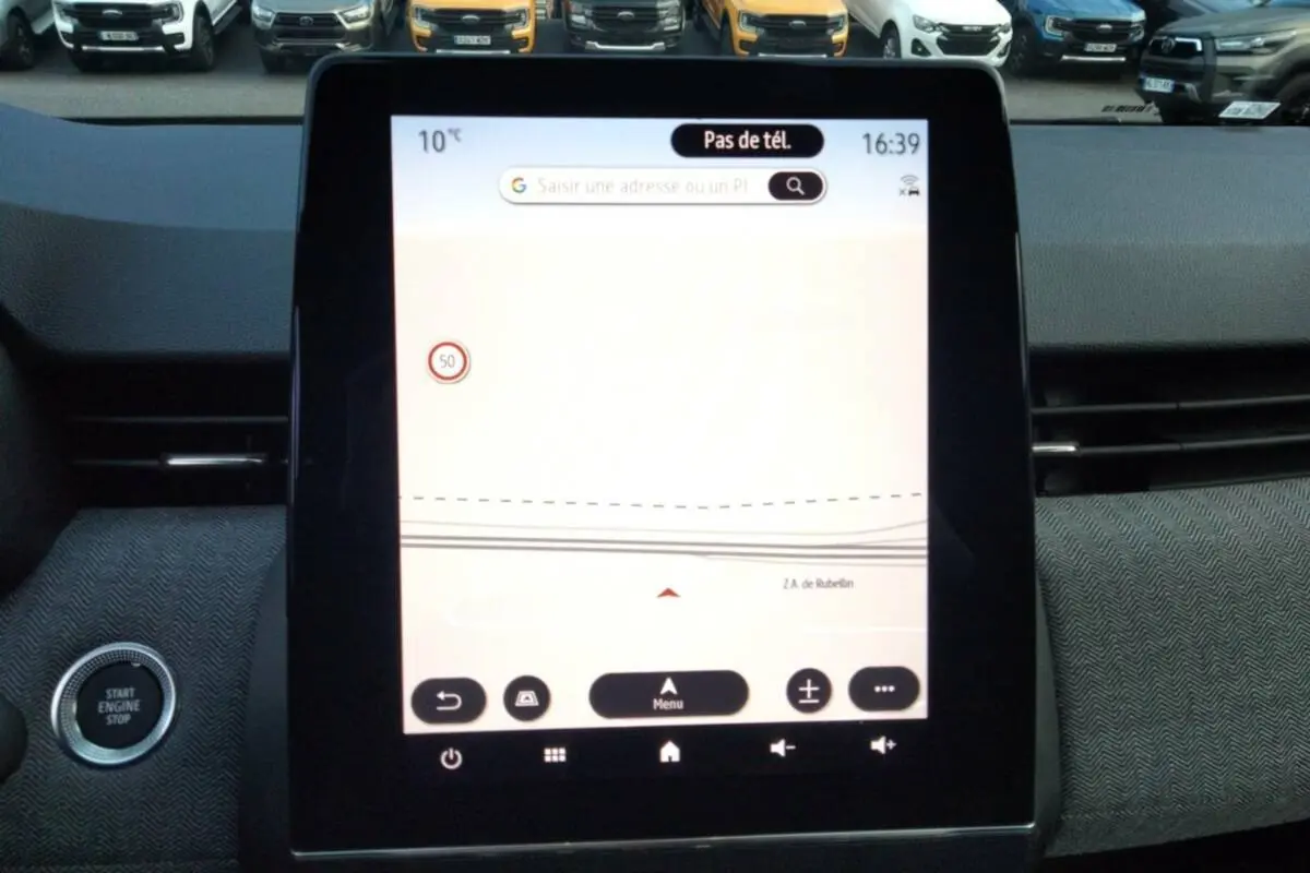 Écran tactile central de navigation Easy Link 9,3 pouces dans Renault Clio gris rafale, vue intérieure frontale.