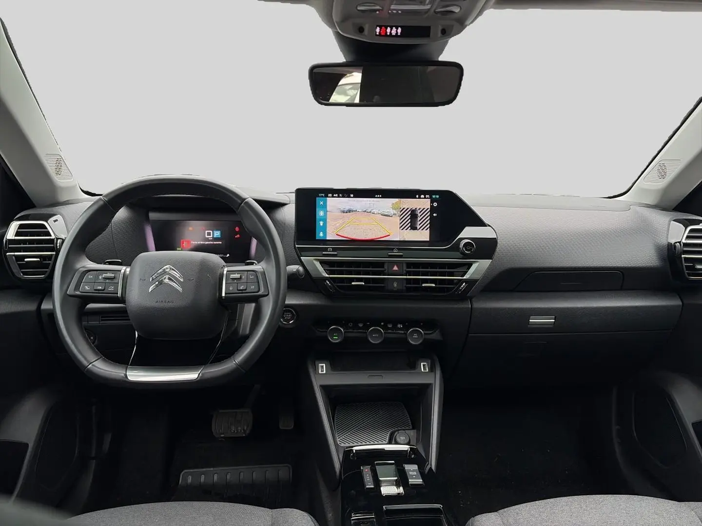 Vue frontale de l'intérieur noir de la Citroën C4 1.5 BlueHDi 130 avec écran tactile et volant multifonction cuir.