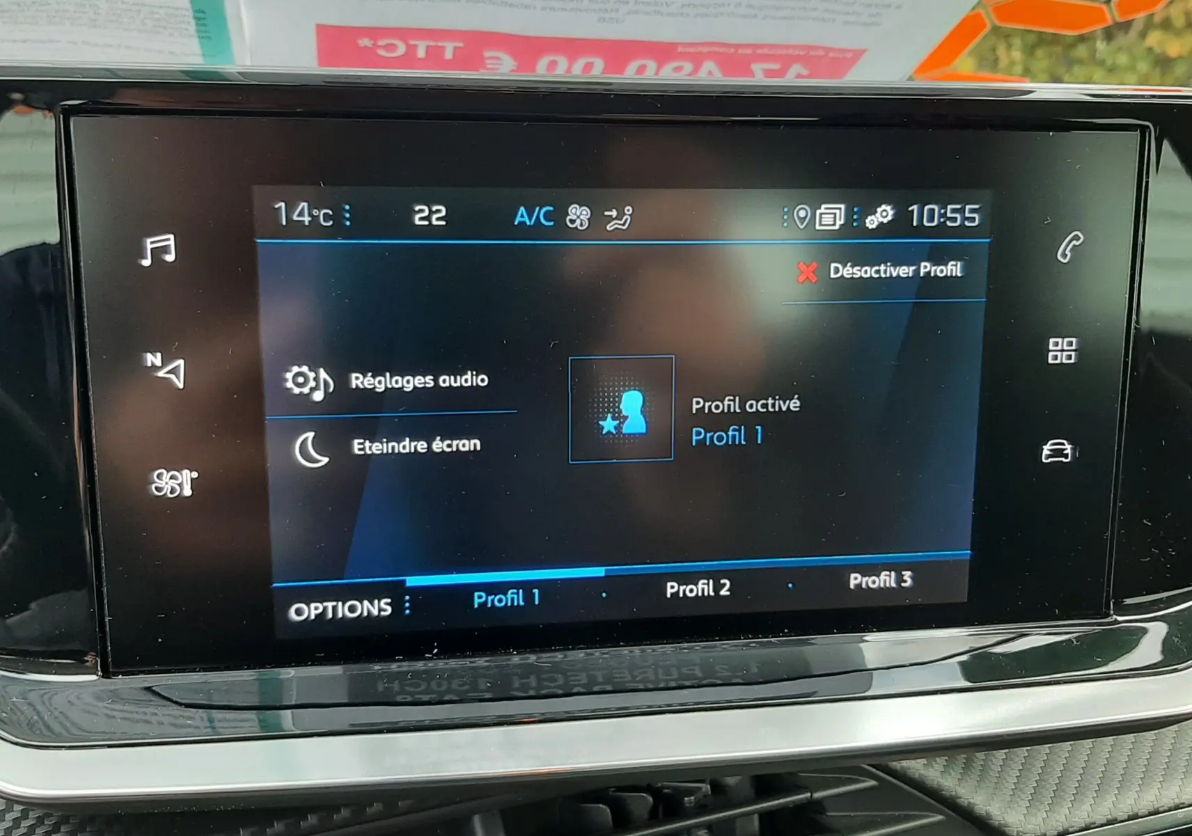 Écran tactile central du tableau de bord du Peugeot 2008 blanc, affichant les réglages audio et profils utilisateur.