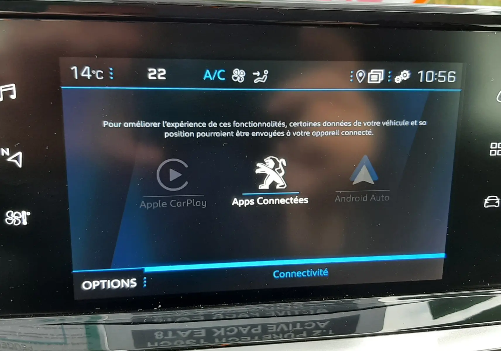 Écran tactile central du Peugeot 2008 blanc, affichant les options Apple CarPlay, Apps Connectées et Android Auto.