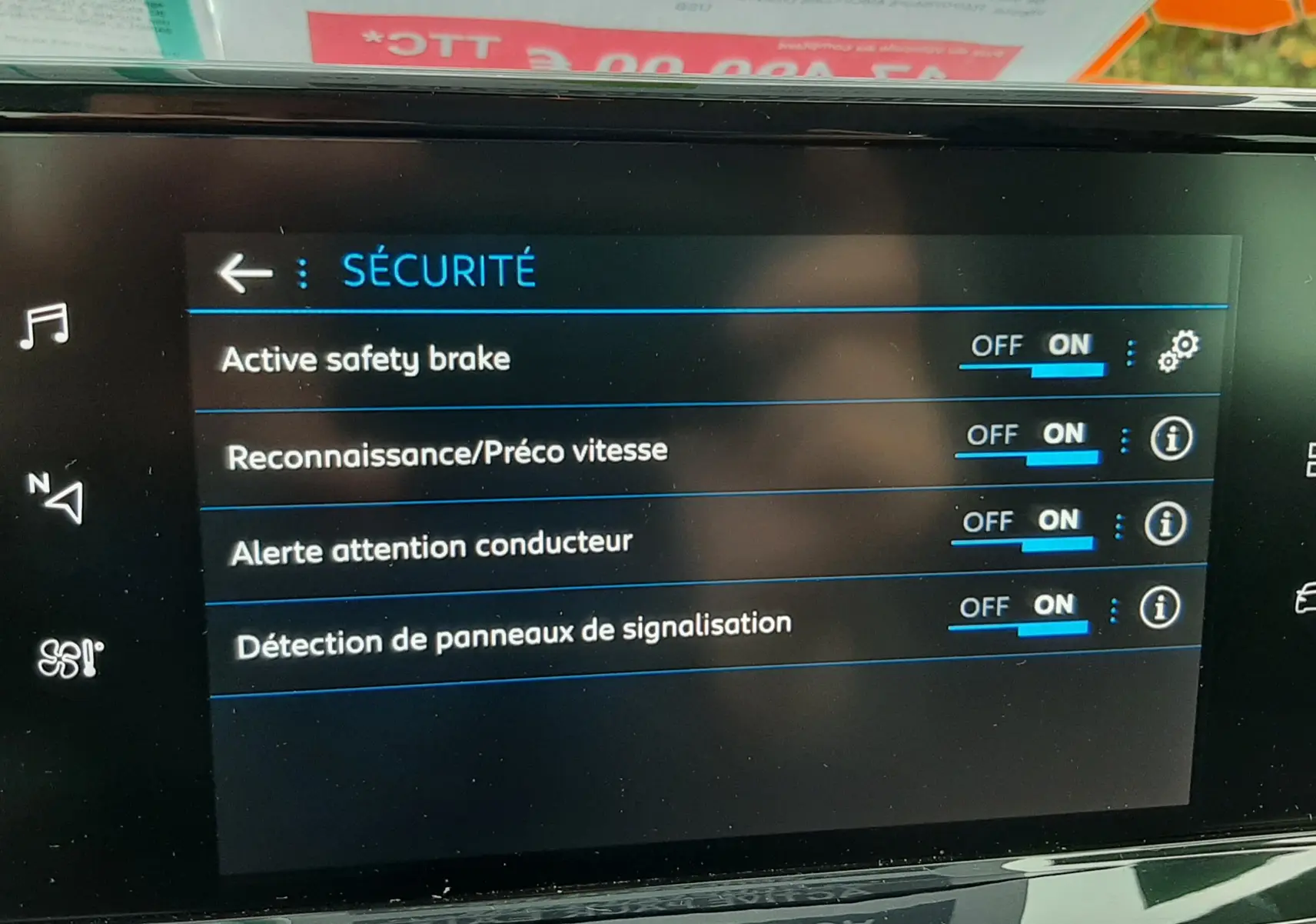 Écran tactile intérieur du Peugeot 2008 blanc 2021 affichant les options de sécurité activées.
