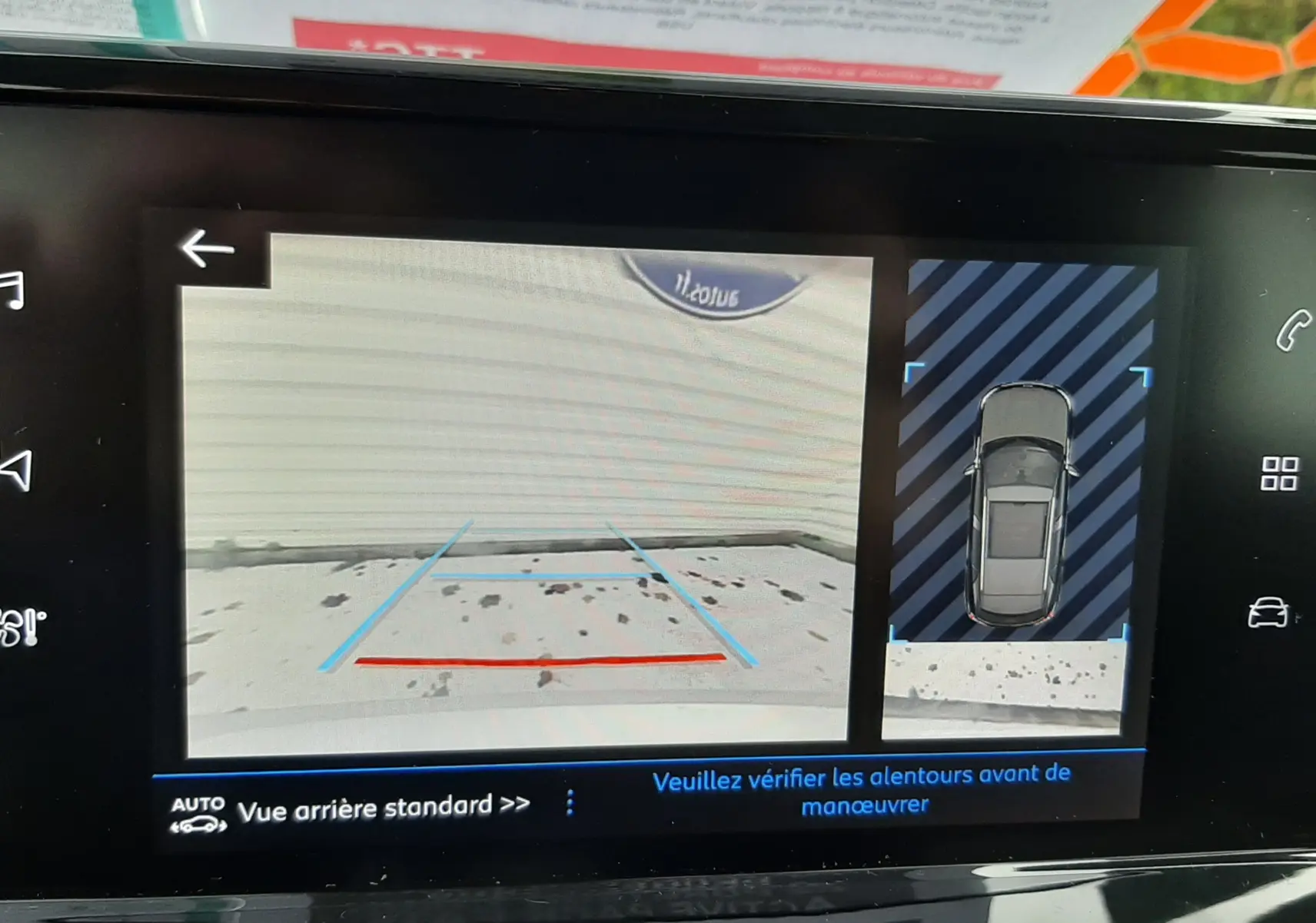 Écran de caméra de recul et vue 360° du tableau de bord du Peugeot 2008 blanc, version 2021 Active Pack.