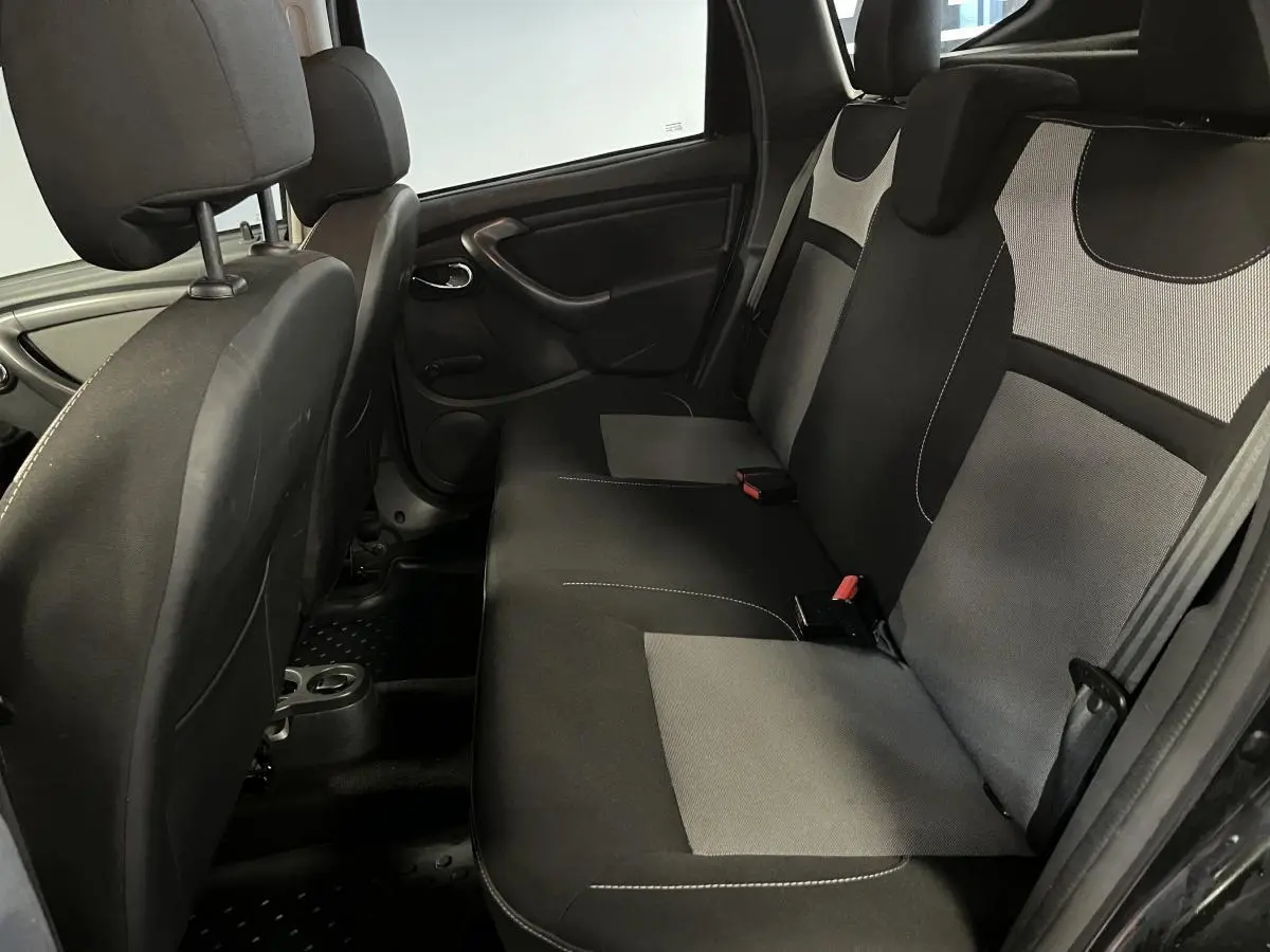 Vue intérieure côté droit de la banquette arrière noire et grise du Dacia Duster 2016 Lauréate.