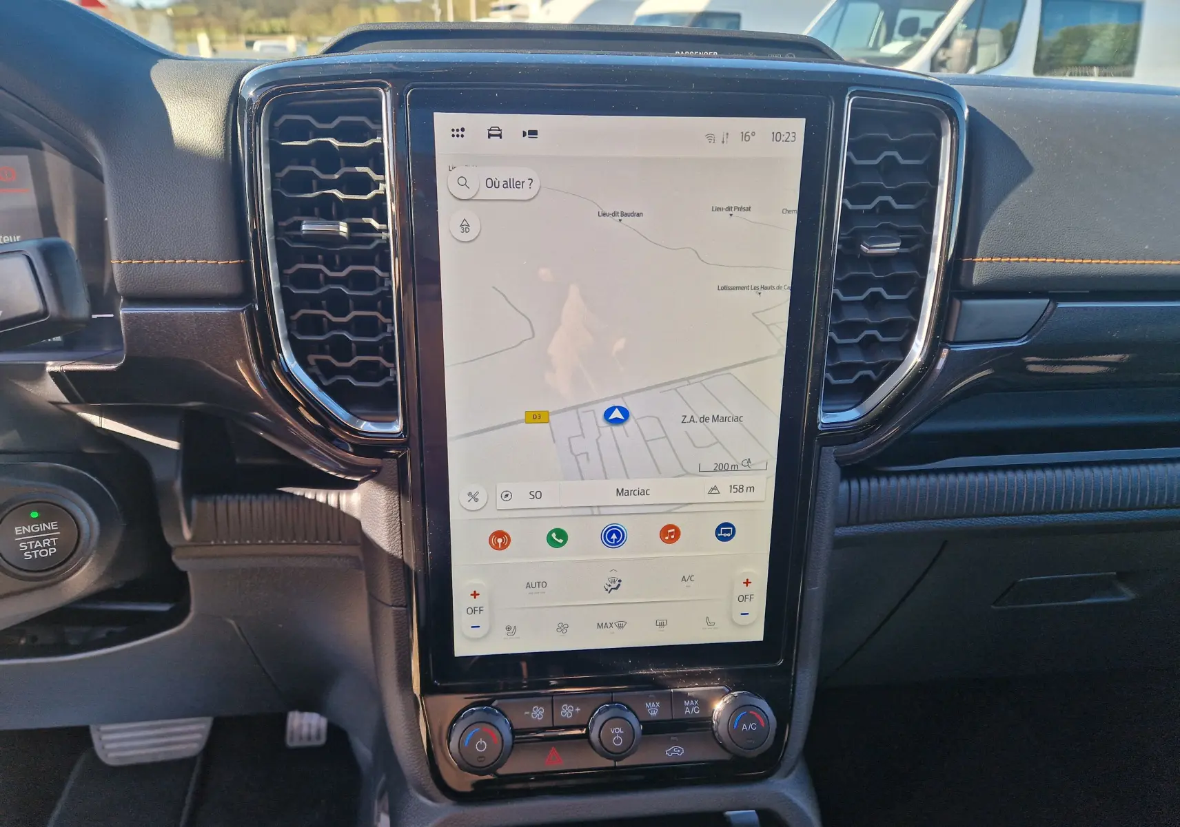 Vue rapprochée du tableau de bord du Ford Ranger Super Cabine gris Iconic 2026, avec écran tactile central et commandes climatisation.