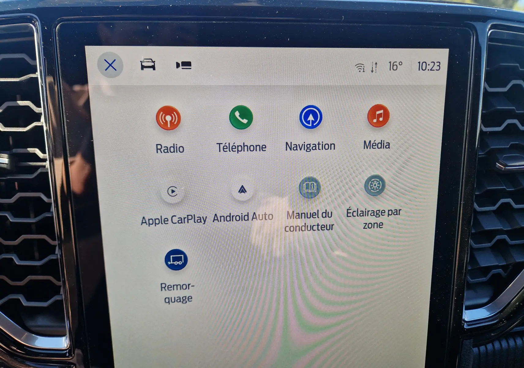 Écran tactile intérieur du Ford Ranger Wildtrak 2026 affichant les options radio, navigation et connectivité.