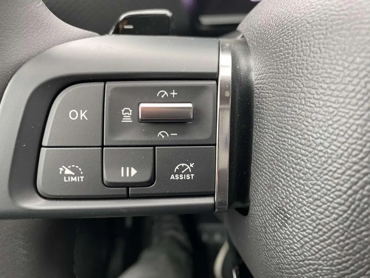 Gros plan sur les commandes de régulateur de vitesse au volant de la Citroën C4 X 2022.
