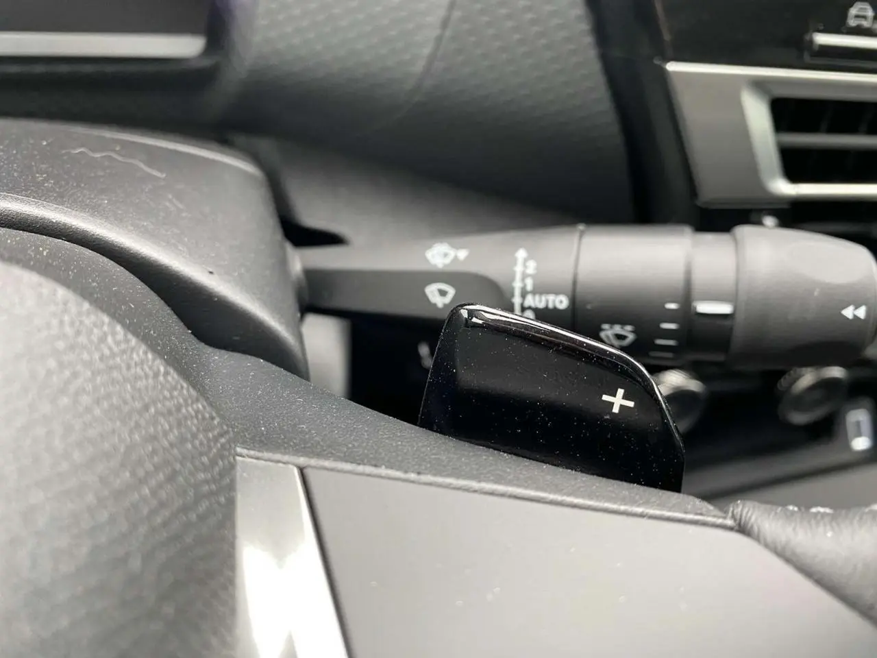 Gros plan sur la palette de changement de rapports au volant de la Citroën C4 X 2022, finition Shine+.