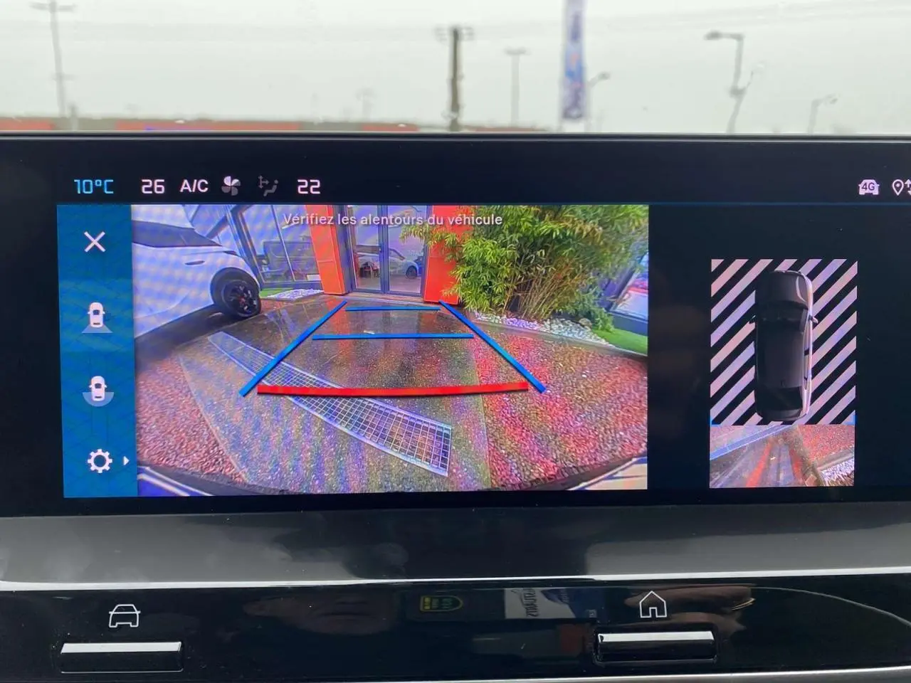 Affichage caméra de recul et vue 360° sur écran tactile d'une Citroën C4 X rouge Elixir, aidant au stationnement arrière.