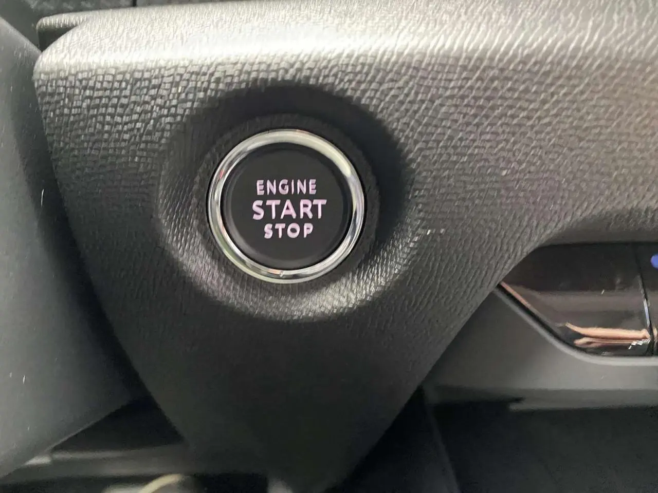 Bouton moteur start/stop en gros plan sur le tableau de bord intérieur de la Citroën C4 X rouge Elixir 2022.