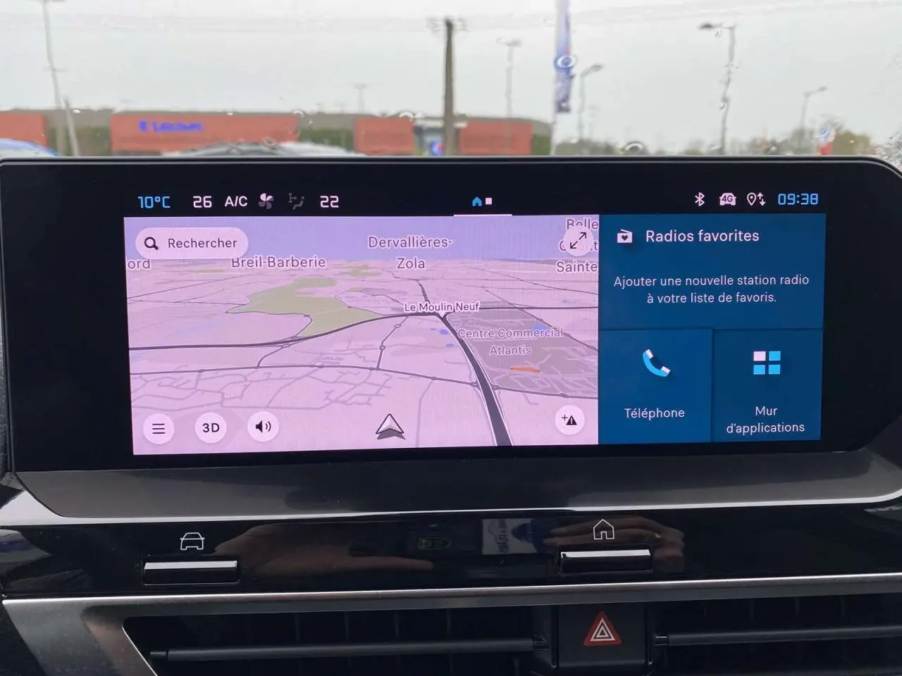 Écran tactile central du tableau de bord de la Citroën C4 X 2022 affichant la navigation et les options multimédias.