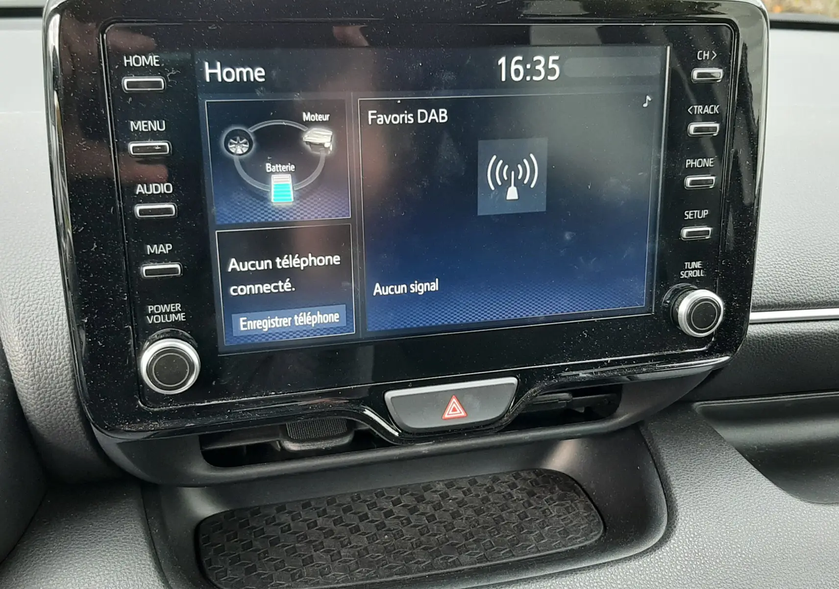 Écran tactile central de la Toyota Yaris 2023 affichant l'interface multimédia avec commandes physiques autour.