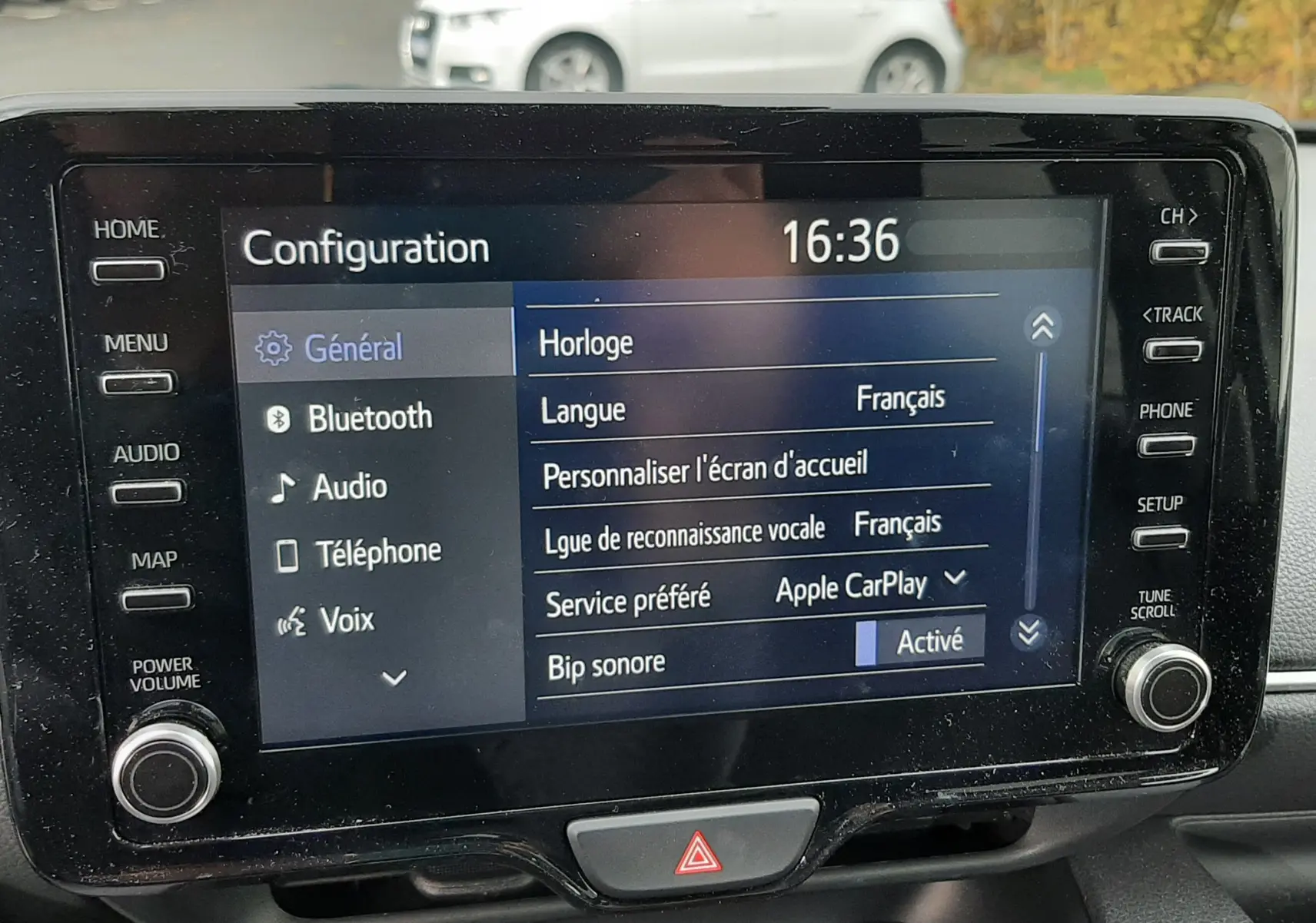 Écran tactile central de la Toyota Yaris 2023 blanc, affichant le menu de configuration en intérieur.