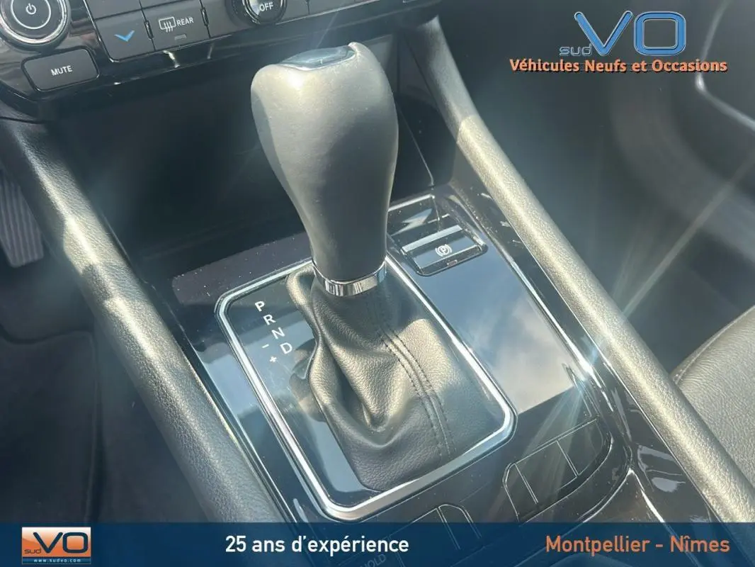 Le levier de vitesses automatique du Jeep Compass 2024 en gros plan, finition noire brillante.