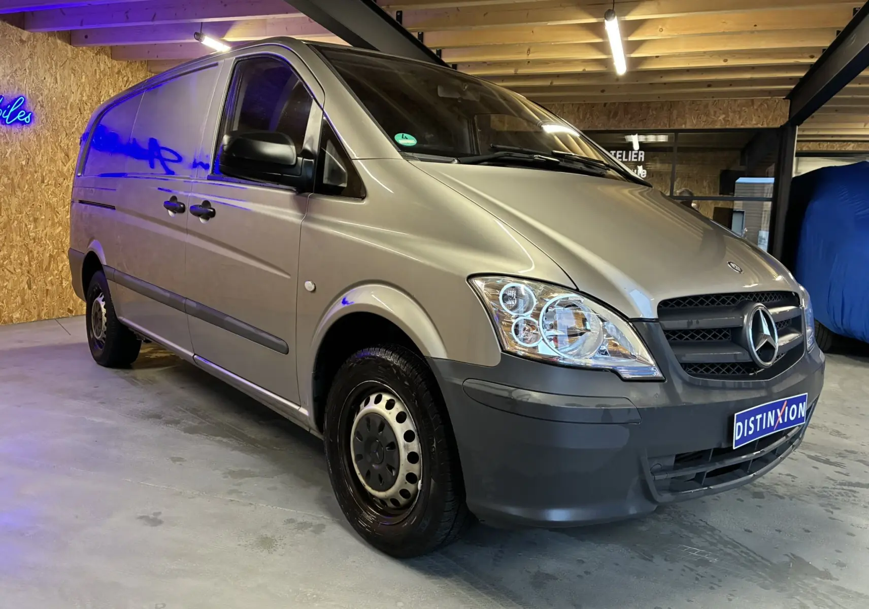 Mercedes Vito 2.8 113 CDI gris vue 3/4 avant droit dans un garage avec calandre noire et jantes acier.