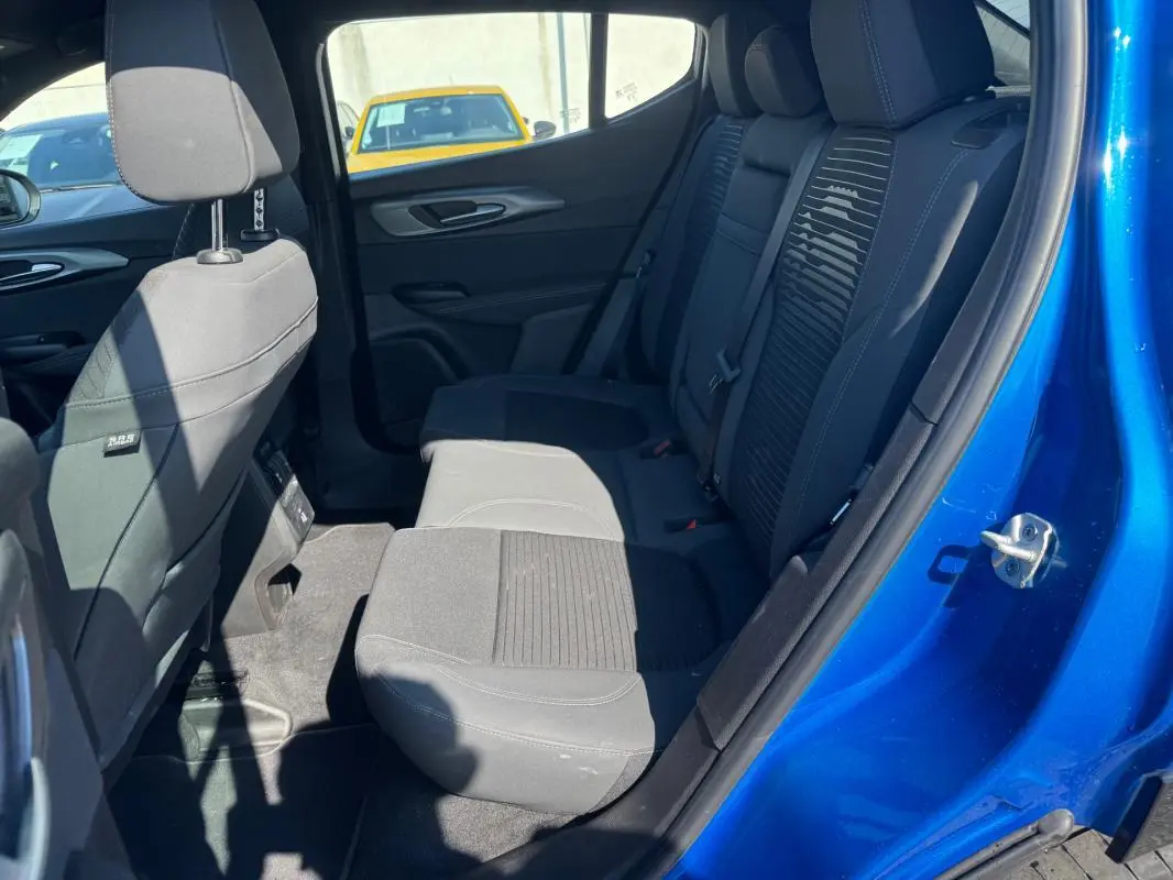 Vue intérieure côté droit des sièges arrière en tissu gris d'une Alfa Romeo Tonale bleu foncé 2025, version Sprint.