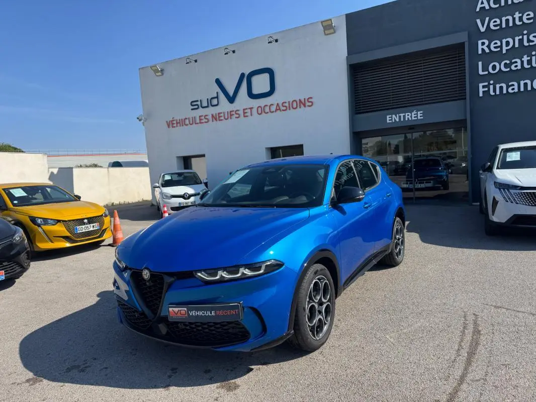 Alfa Romeo Tonale 2025 bleu foncé en 3/4 avant droit, avec calandre triangulaire et jantes distinctives Sprint.