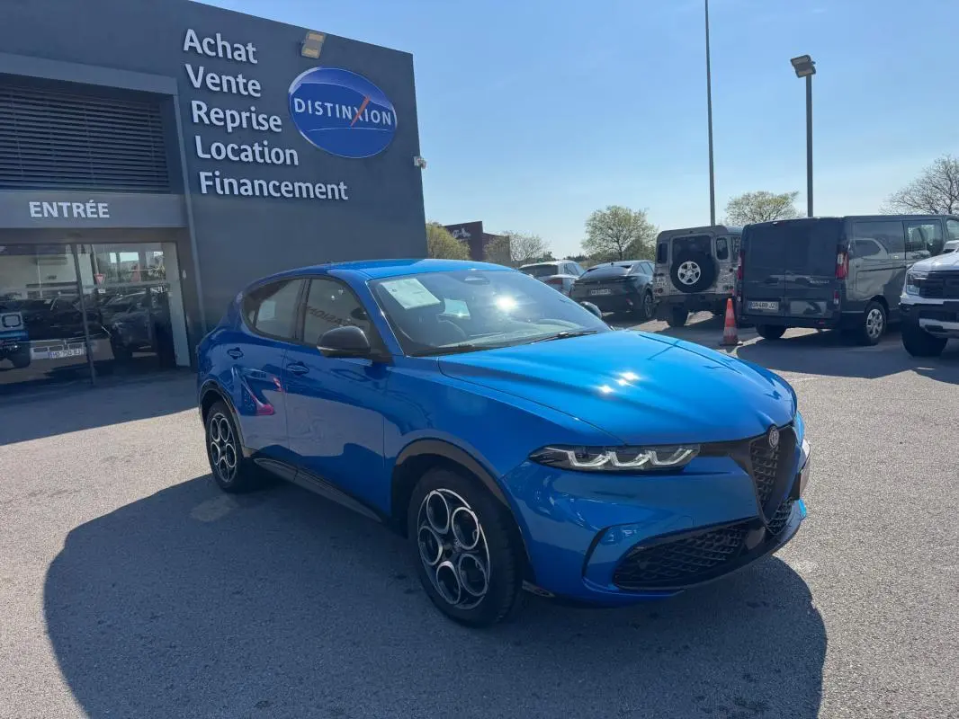 Vue 3/4 avant droite d'une Alfa Romeo Tonale Sprint 2025 en bleu foncé, avec ses phares LED et jantes distinctives.