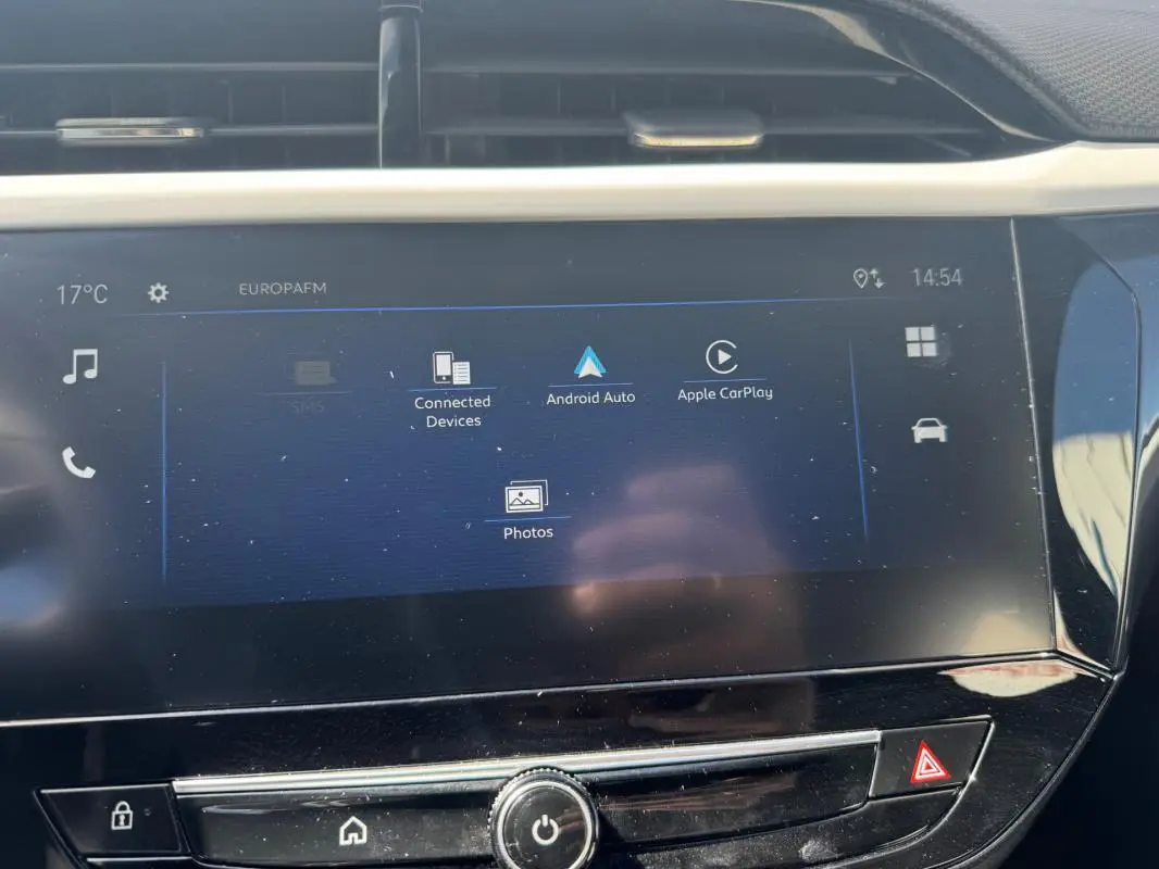 Écran tactile central de l’Opel Corsa noir 2025 affichant les options Android Auto et Apple CarPlay.