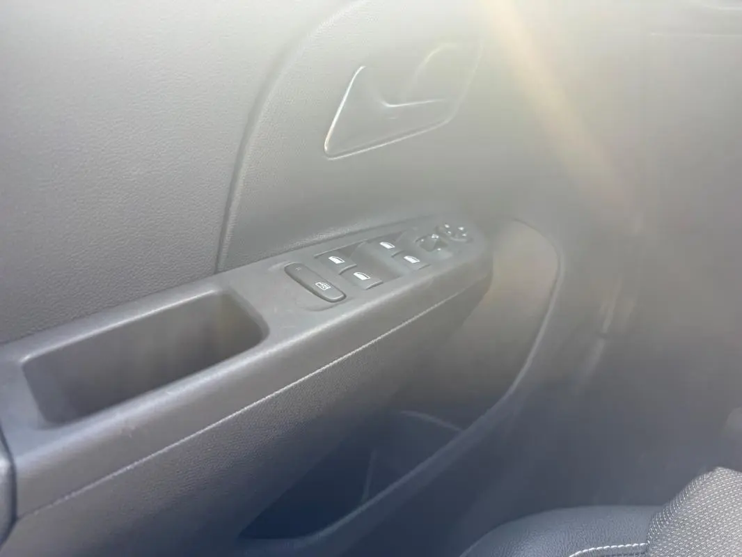 Gros plan sur la commande des vitres côté conducteur de l’Opel Corsa 2025, intérieur noir avec commandes électriques.