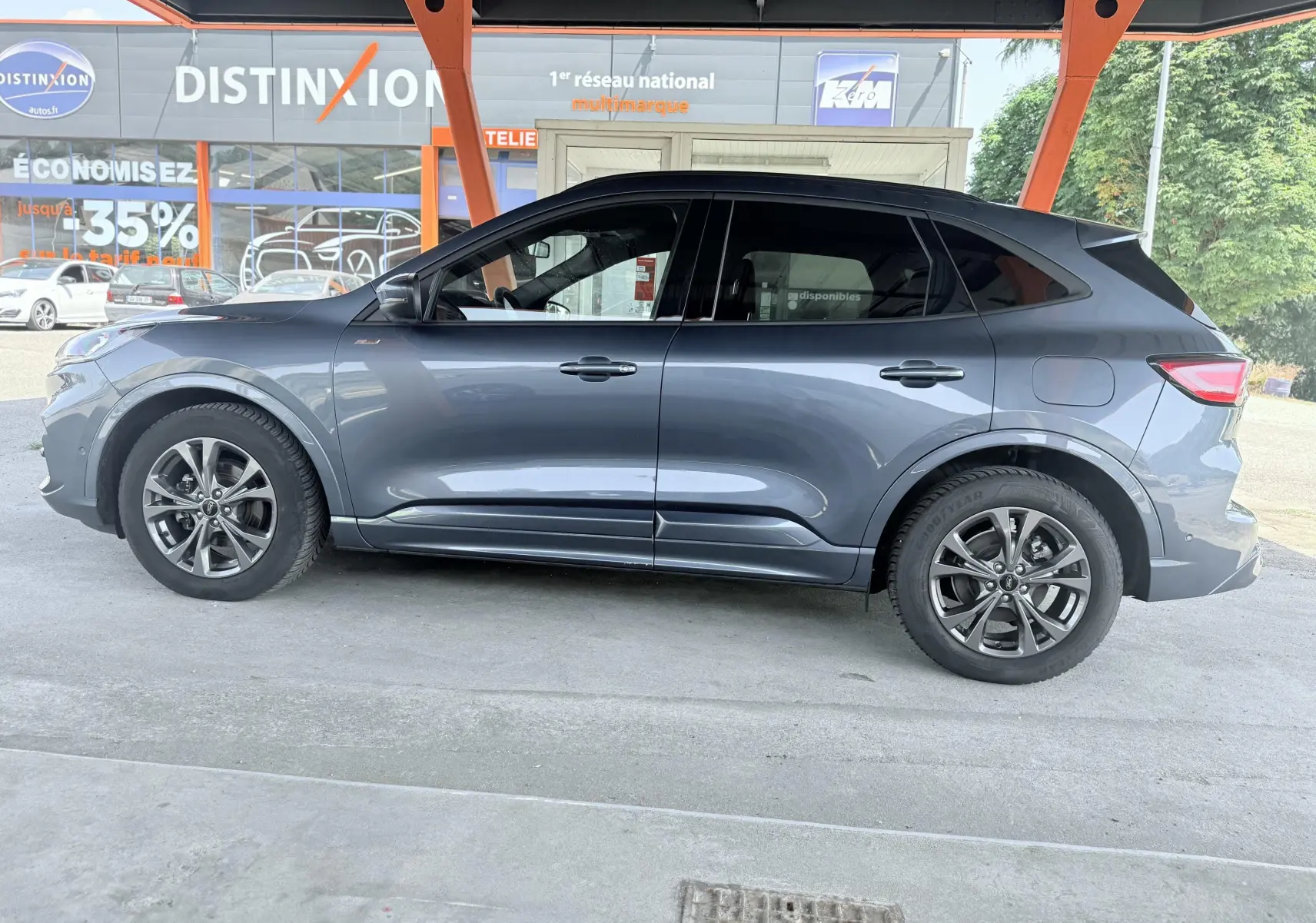 Vue de profil côté gauche d'un Ford Kuga 2.0 EcoBlue 120 BVA ST-Line X bleu azur avec jantes alliage 18 pouces.