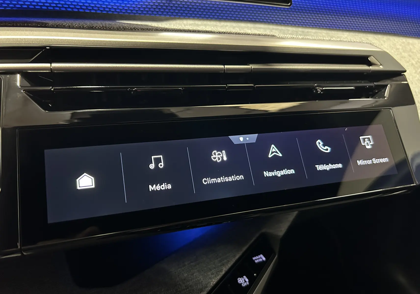 Écran tactile central du tableau de bord du Peugeot 5008 Hybrid blanc, affichant les menus Média, Climatisation et Navigation.