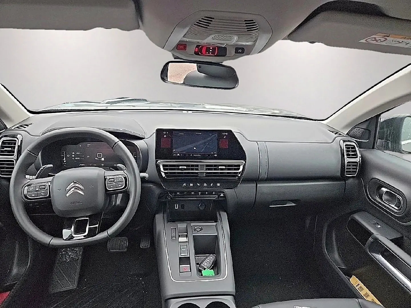 Vue intérieure avant du Citroën C5 Aircross gris, avec tableau de bord moderne et écran tactile central.