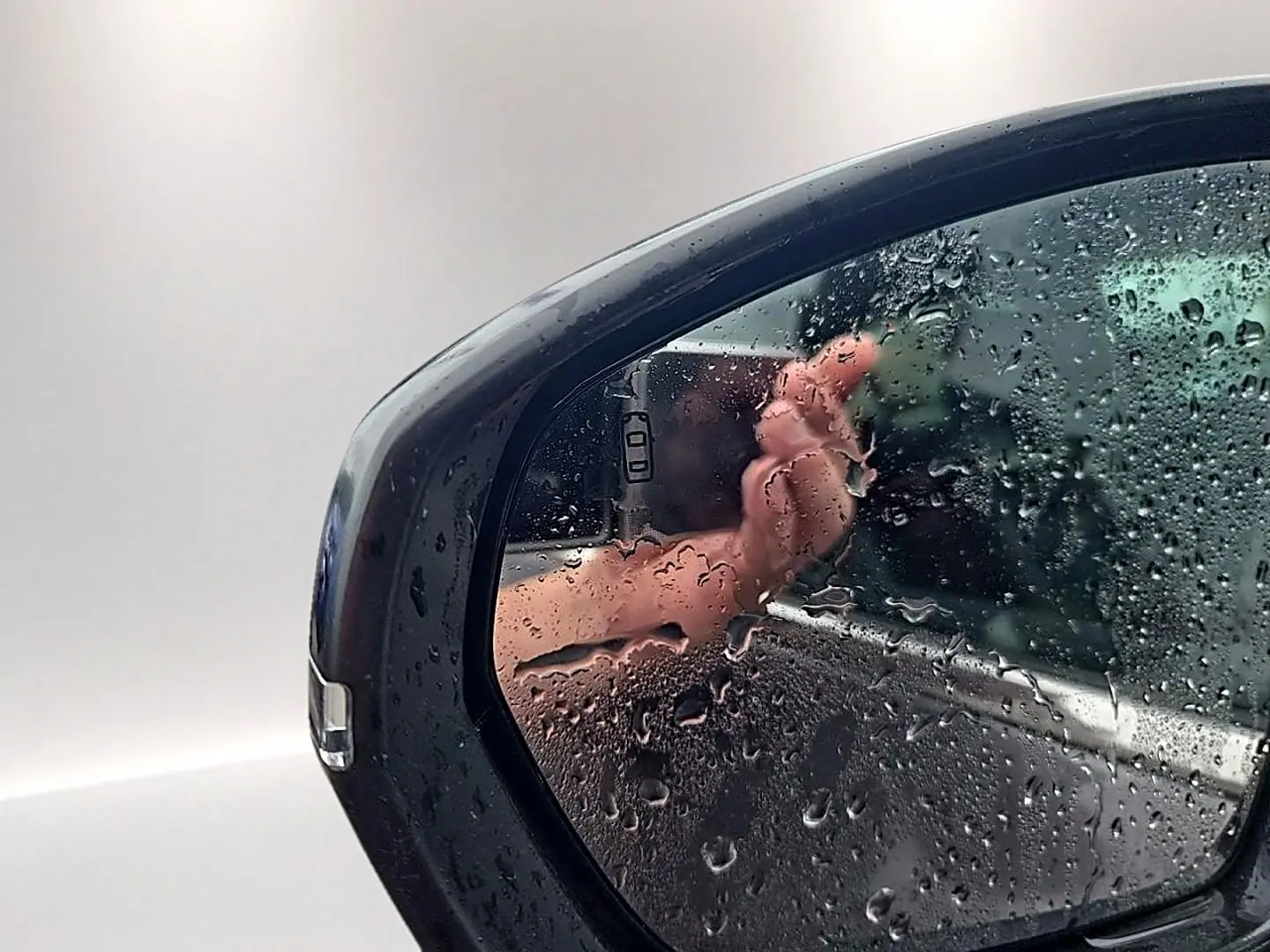 Rétroviseur extérieur droit gris du Citroën C5 Aircross 2025 avec gouttes d'eau sur la vitre.