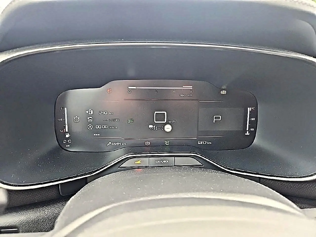 Tableau de bord numérique du Citroën C5 Aircross gris, affichage digital avec compteur et indicateurs variés.