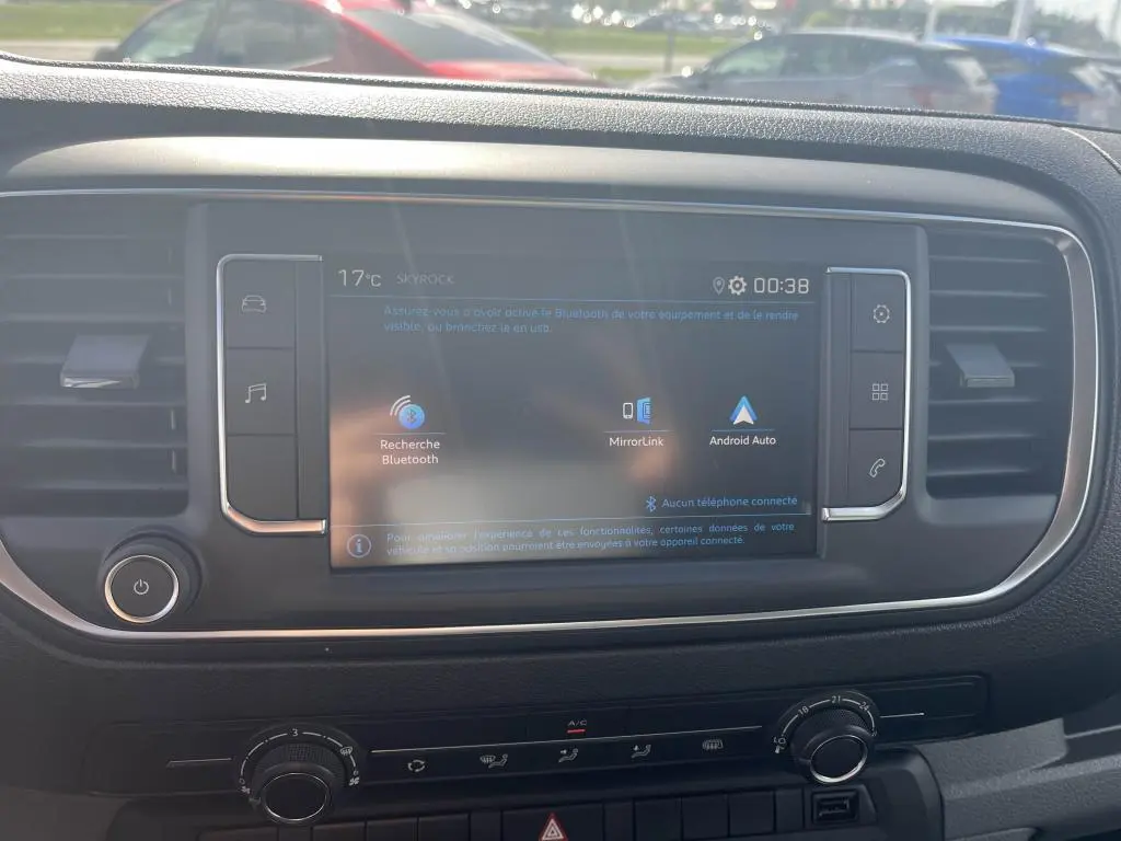 Écran tactile central du tableau de bord du Peugeot Expert Fourgon gris, avec commandes climatisation et ventilation visibles.