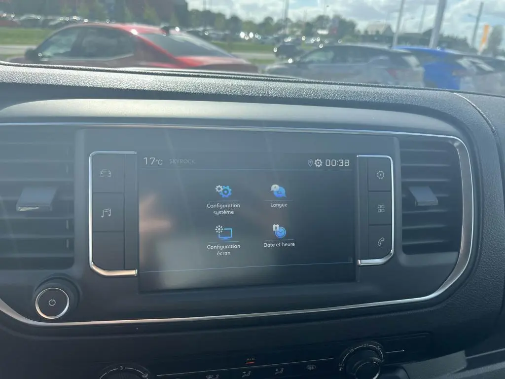Écran tactile central du tableau de bord du Peugeot Expert Fourgon gris platinium, avec réglages système affichés.