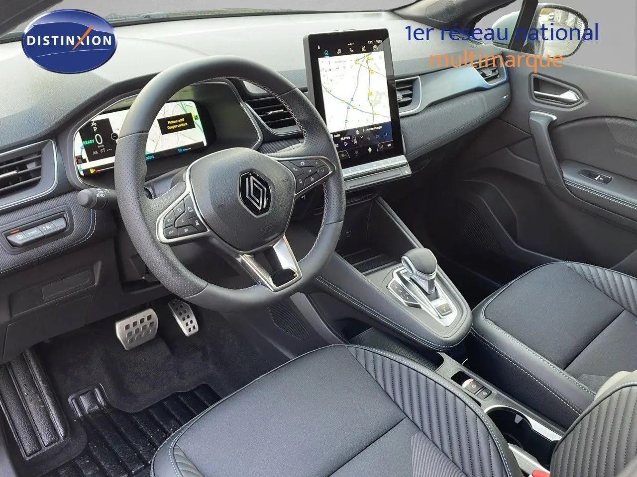 Intérieur avant du Renault Captur E-Tech hybride 2025, volant cuir noir, écran tactile vertical et console centrale moderne.
