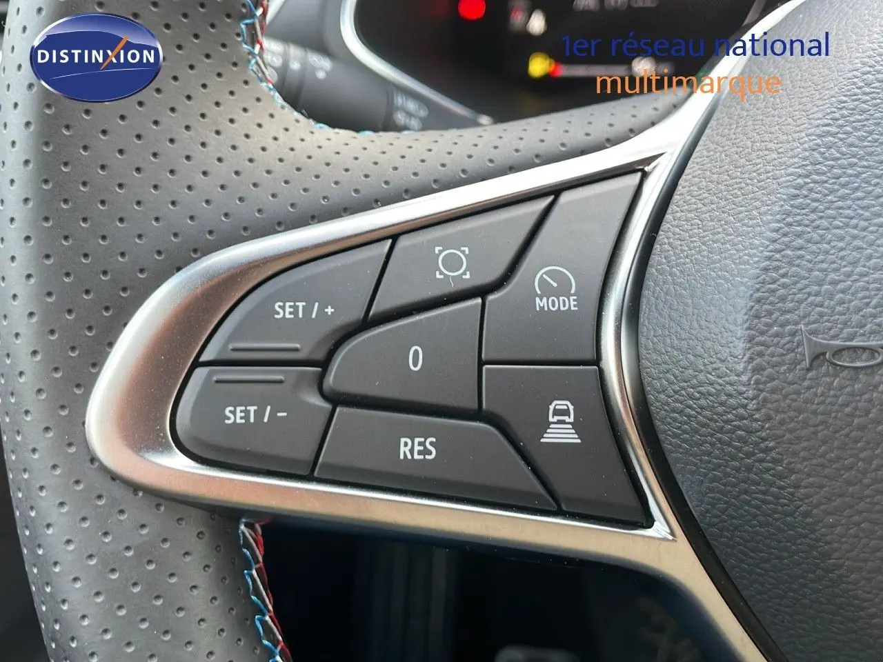 Gros plan sur les commandes de régulateur de vitesse au volant cuir perforé du Renault Captur noir étoile 2025.