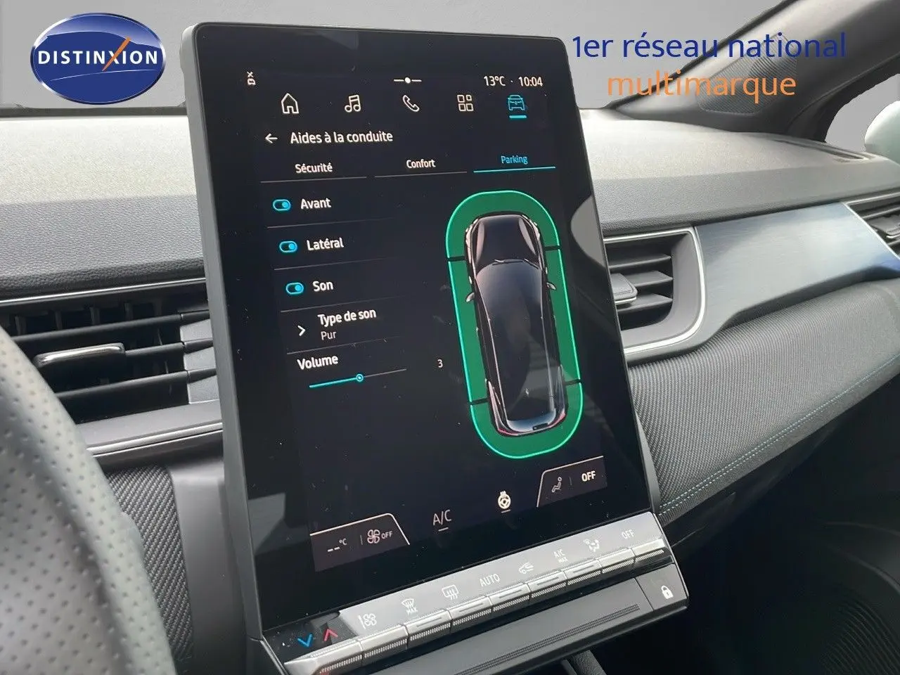Écran tactile central du tableau de bord du Renault Captur E-Tech hybride 2025, affichant les aides à la conduite.