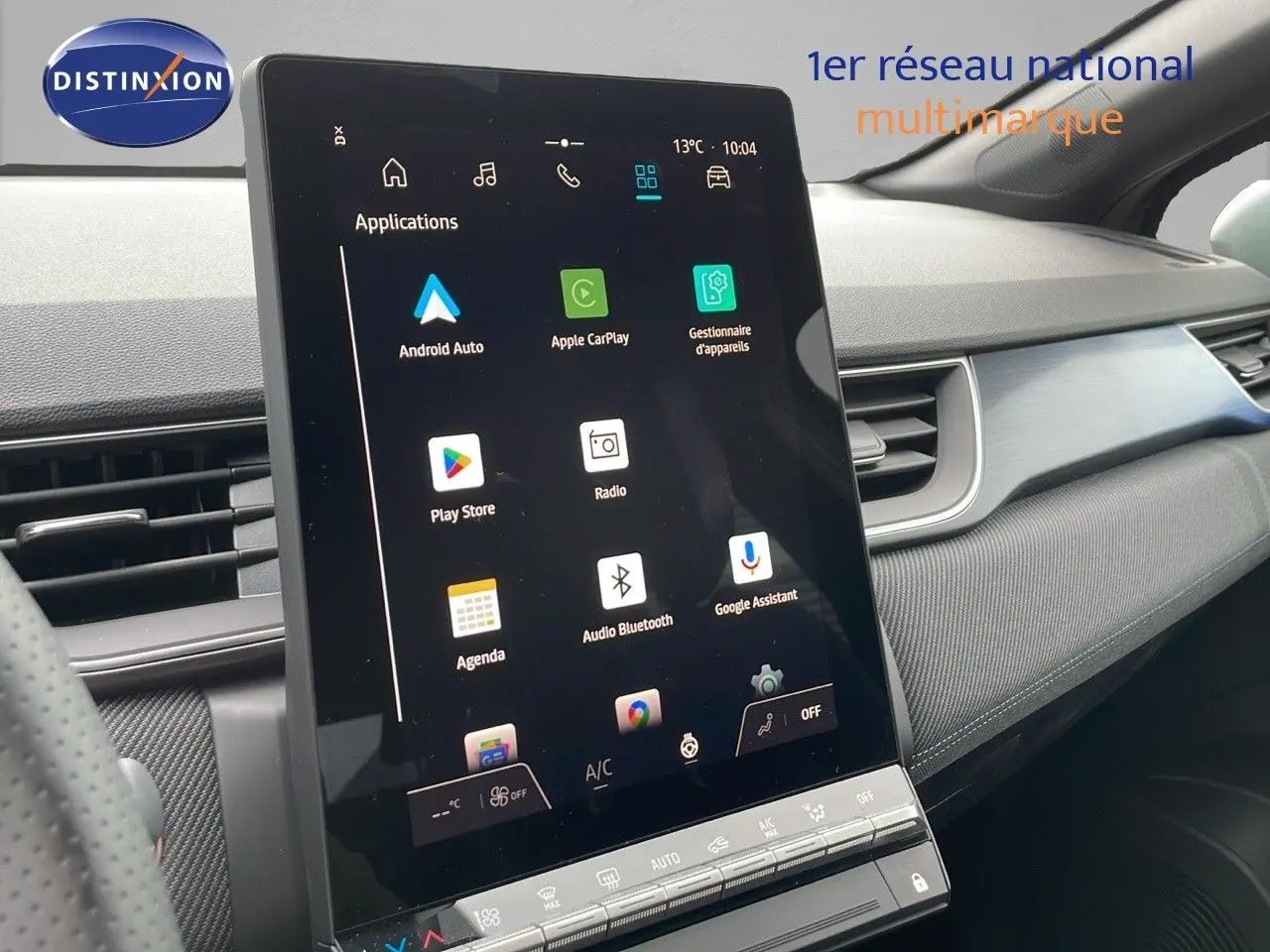 Écran tactile central affichant les applications dans l'habitacle du Renault Captur E-Tech hybride noir étoile métal toit gris.