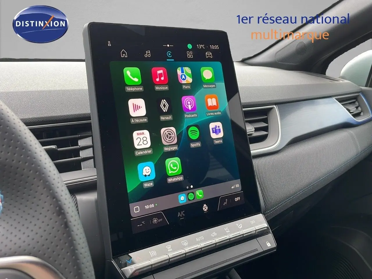 Vue rapprochée de l’écran tactile central du tableau de bord du Renault Captur E-Tech hybride avec interface connectée colorée.