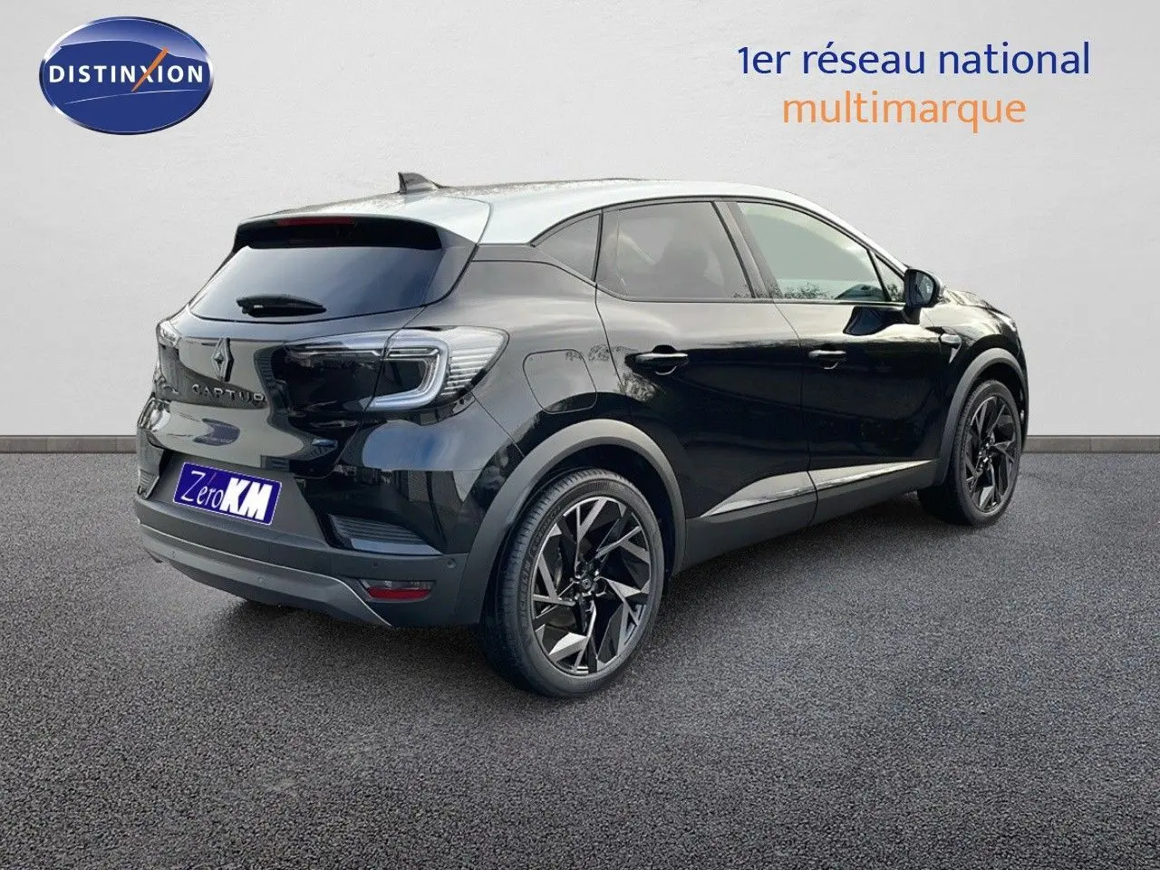 Renault Captur E-Tech hybride 2025 noir étoile avec toit gris, vue 3/4 arrière droit sur fond neutre.