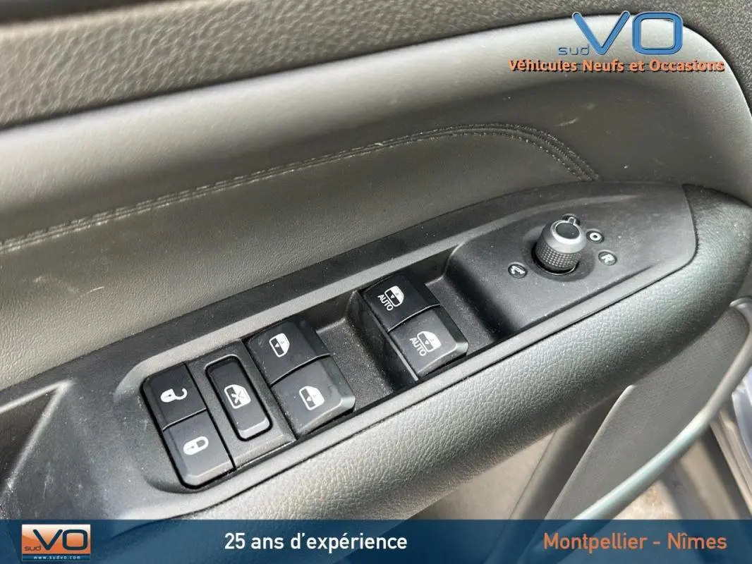 Gros plan sur les commandes de vitres et rétroviseurs côté gauche intérieur du Jeep Compass gris 2024 e-Hybrid Altitude