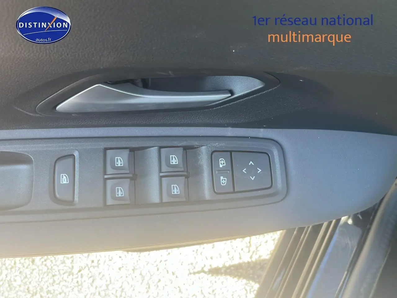 Vue rapprochée des commandes des vitres et rétroviseurs sur la porte côté gauche d’un Dacia Jogger noir nacré 2024.