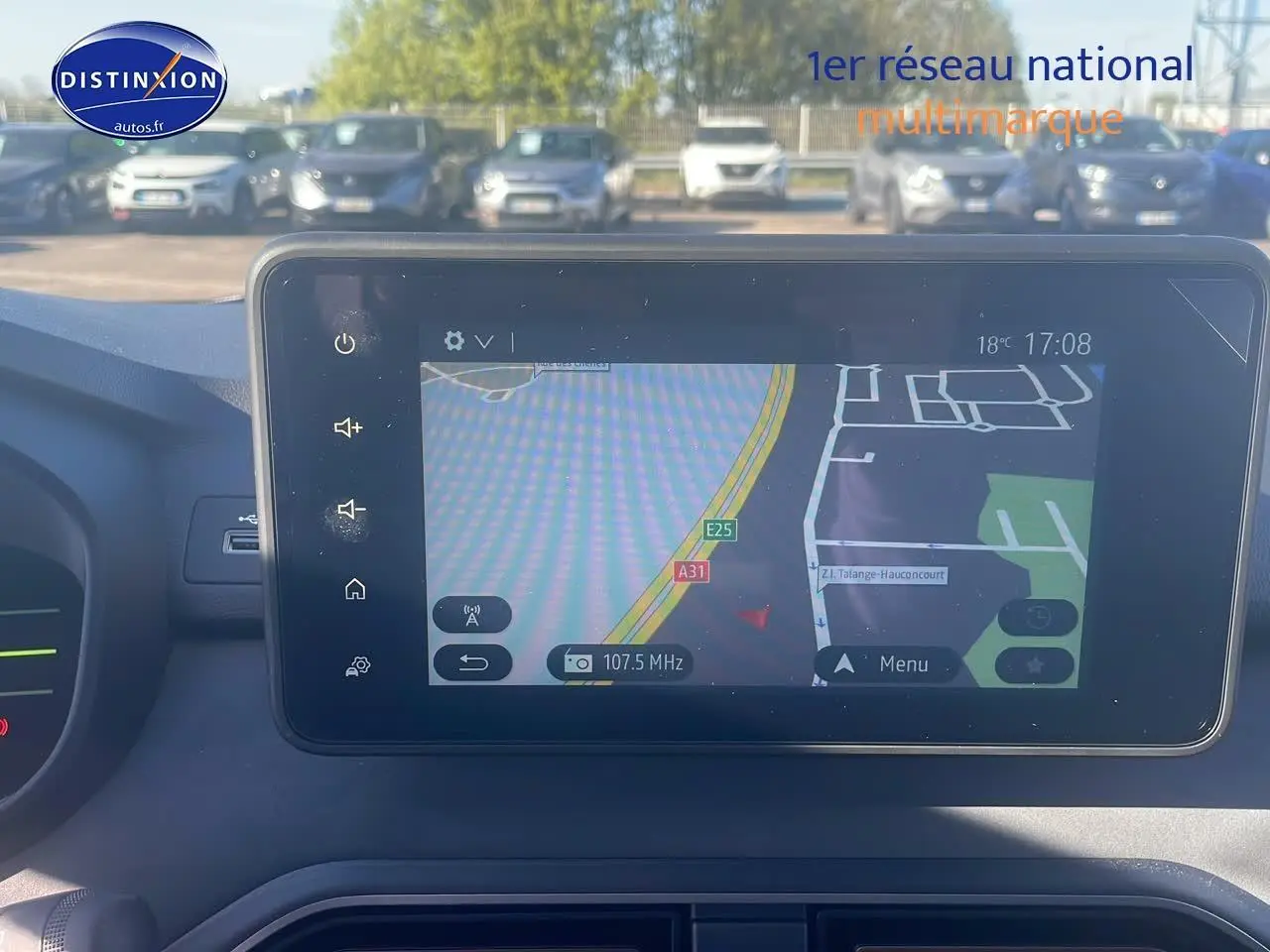 Écran tactile central du tableau de bord du Dacia Jogger 1.6 hybrid noir nacré, avec navigation affichée.