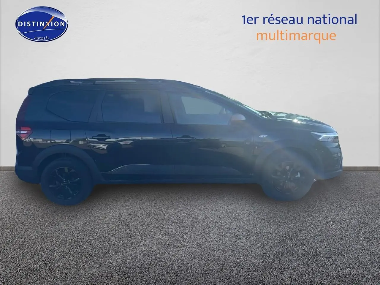 Profil côté gauche du Dacia Jogger 1.6 hybrid 140 extreme noir nacré avec jantes et vitres teintées.