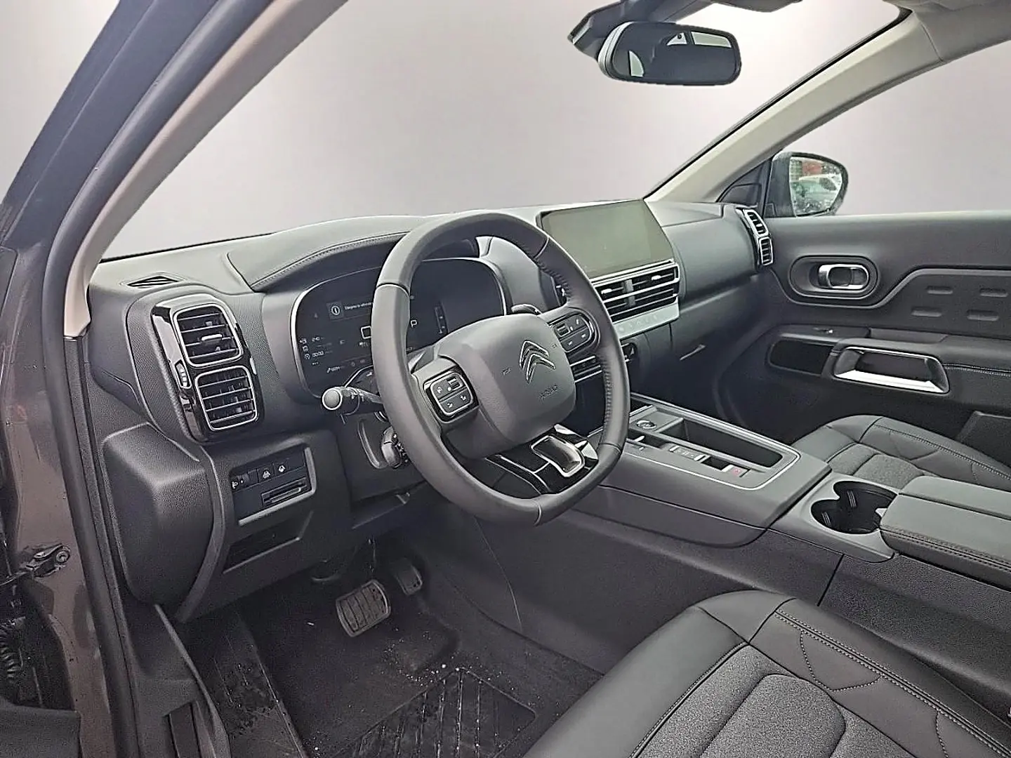 Intérieur vue côté conducteur du Citroën C5 Aircross gris, avec tableau de bord moderne et écran tactile central.