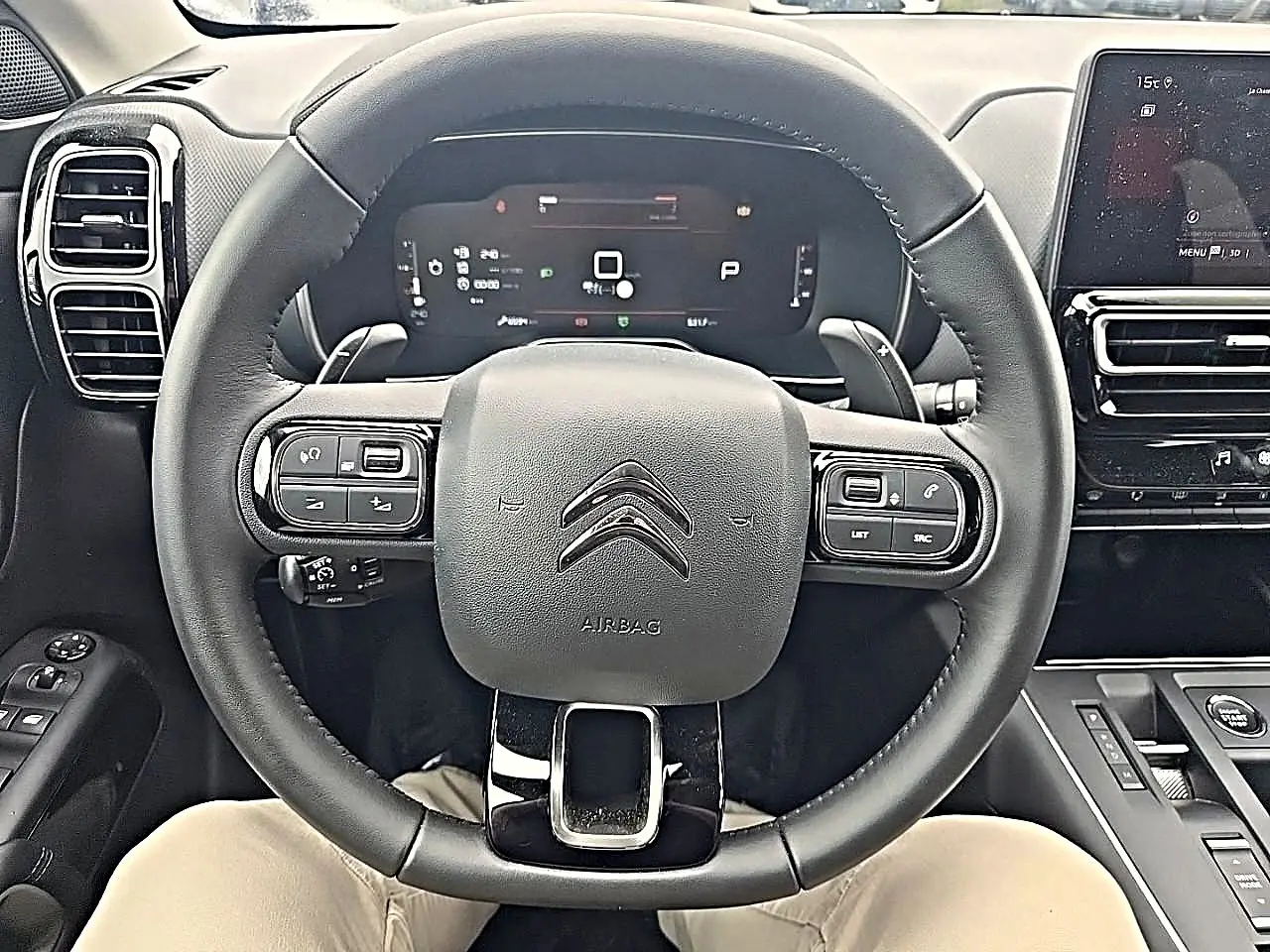 Vue centrée sur le volant cuir noir multifonction du Citroën C5 Aircross 1.5 BlueHDi 130 gris, tableau de bord et écran tactile visibles.