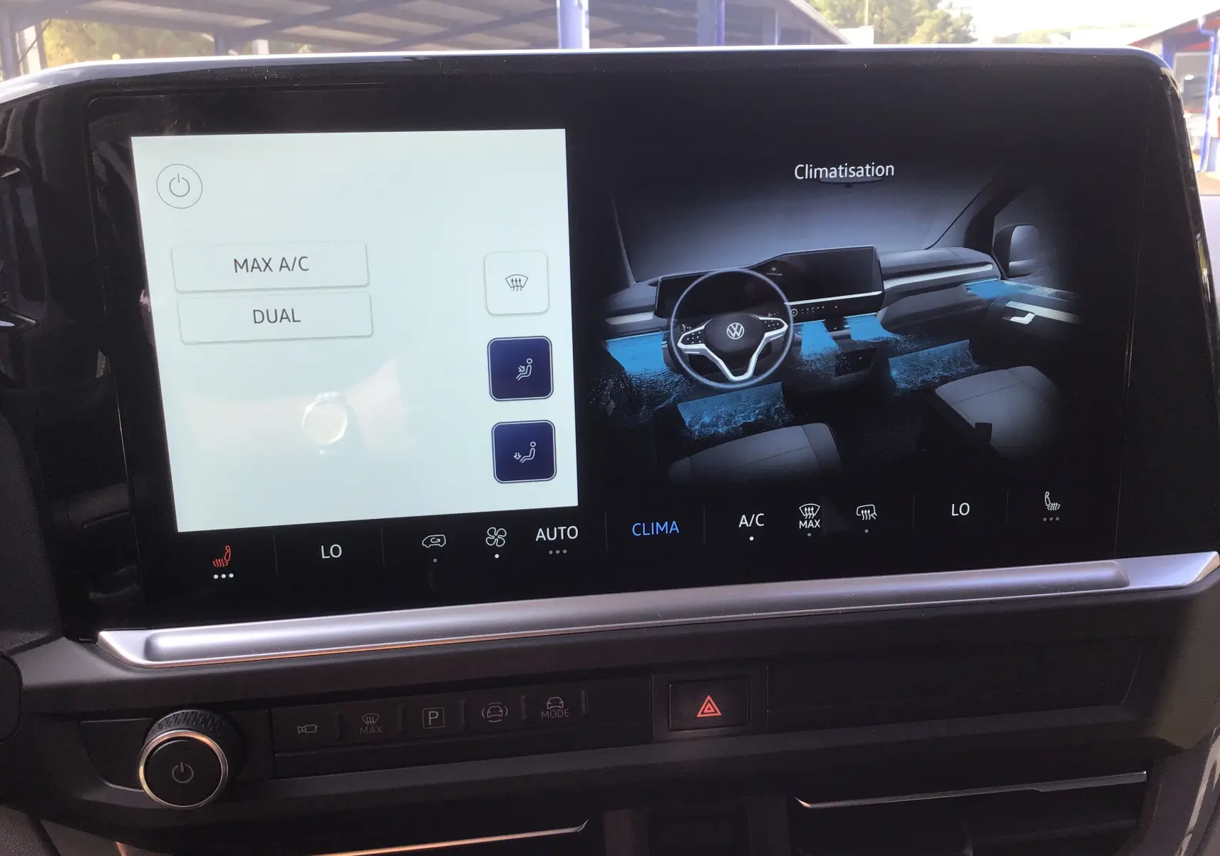 Écran tactile du tableau de bord du Volkswagen Transporter ProCab 2025 affichant les réglages de climatisation.