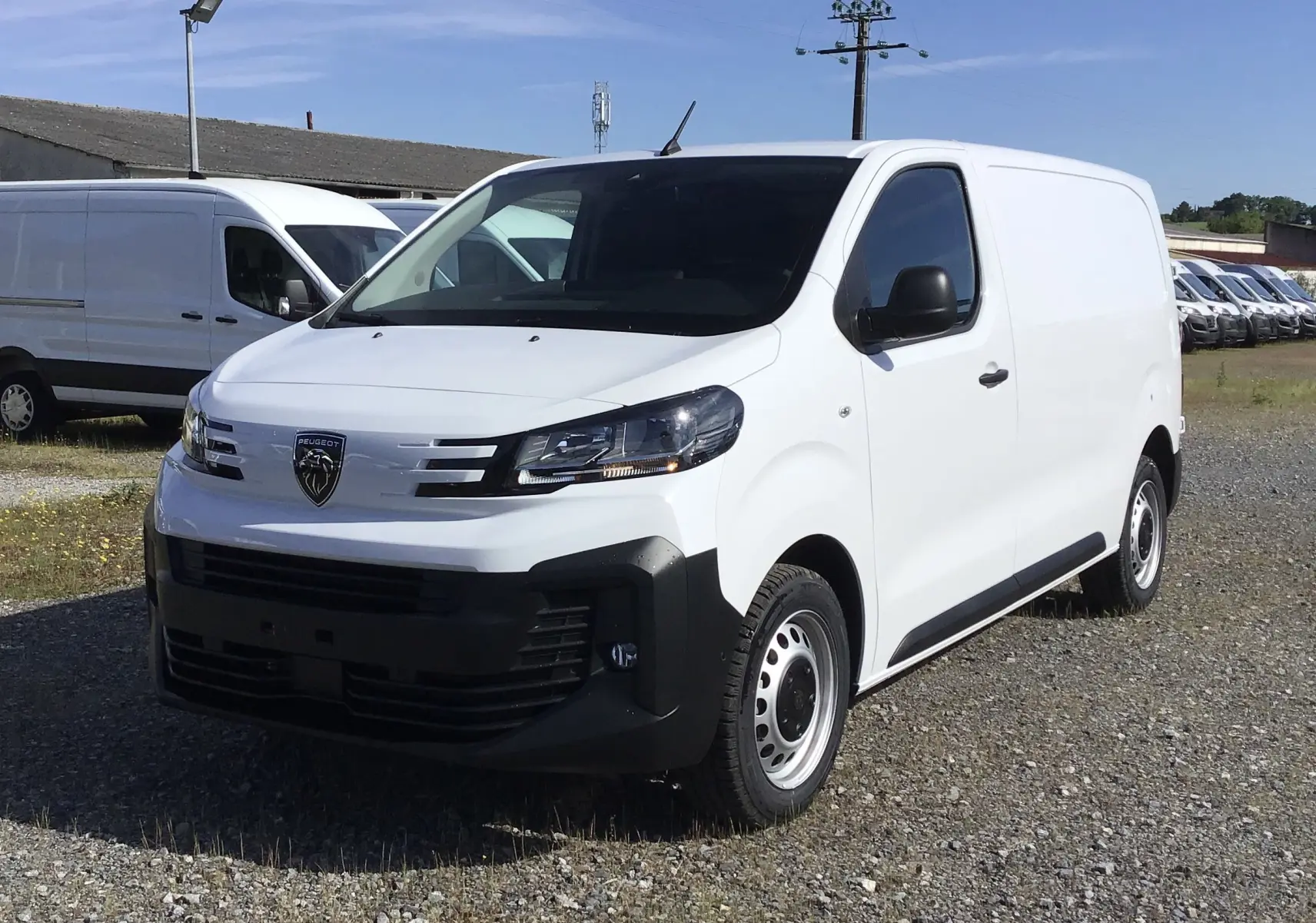 Fourgon Peugeot Expert blanc vu en 3/4 avant droit, avec calandre noire et jantes acier simples.