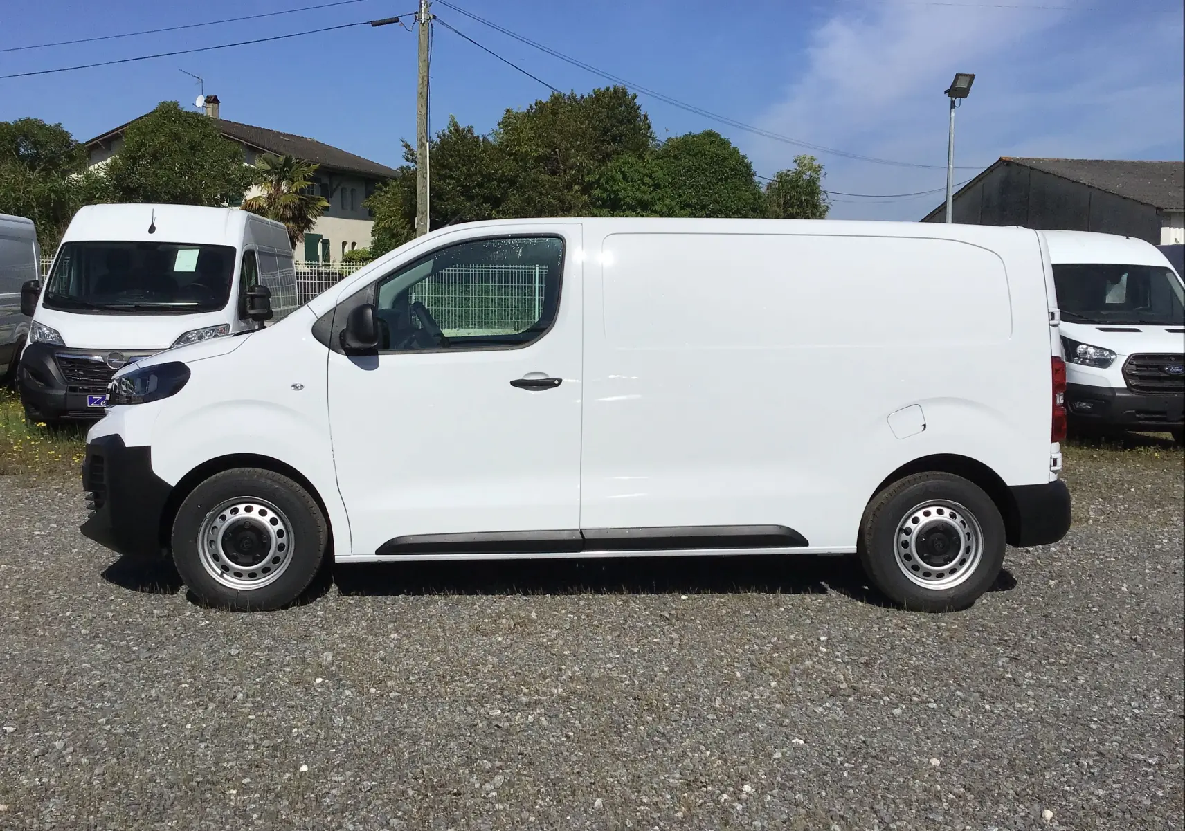 Profil latéral droit d'un Peugeot Expert Fourgon blanc 2025, avec portes coulissantes et jantes acier simples.